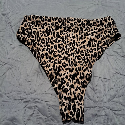 High-waisted bikini bottom with cheetah print like new size S