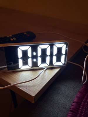 Digital table alarm clock like new