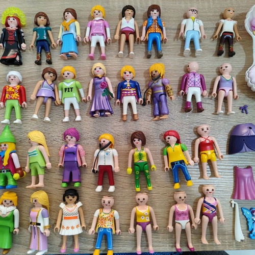 Playmobil female figures and accessories used, set