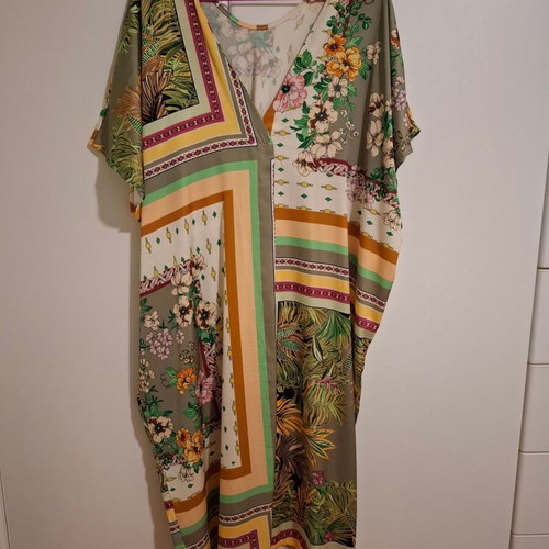 Colorful dress one size like new, green and yellow