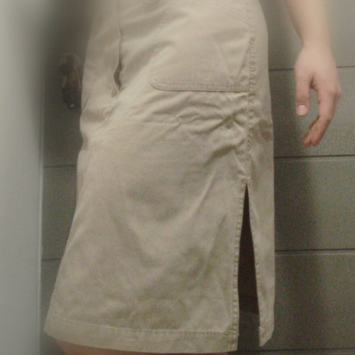 Beige cargo skirt like new with two front pockets and small slits