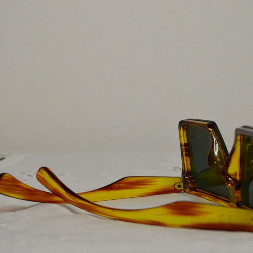 Square sunglasses used yellow and green