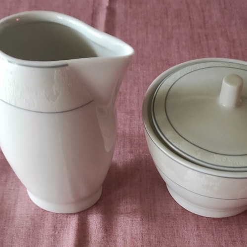 Milk and sugar serving set like new