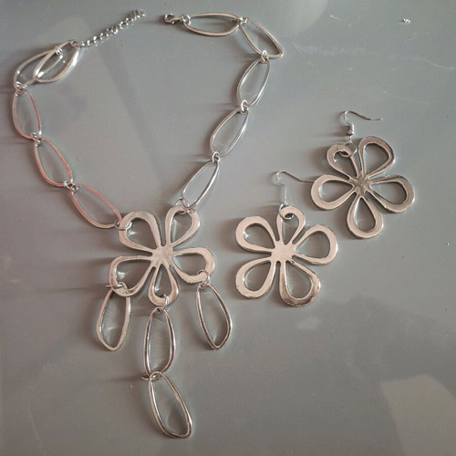 Jewelry set silver new with earrings and necklace