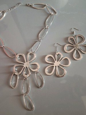 Jewelry set silver new with earrings and necklace