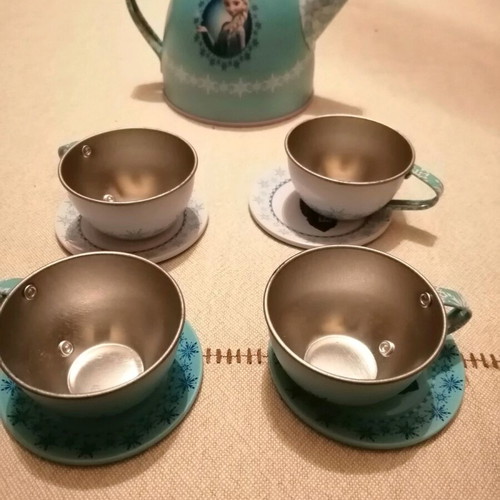 Frozen Disney playset with tray, teapot and cups like new