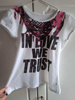 White T-shirt with Statement Print “In Love We Trust” like new, size M