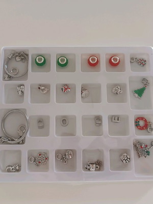 Σετ βραχιόλια με charms και χριστουγεννιάτικες χάντρες καινούργιο