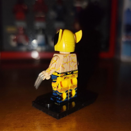 Wolverine (Shirtless) minifigure like new with base and two heads