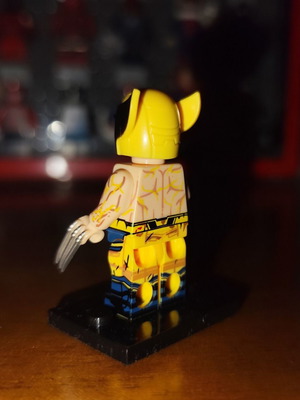 Wolverine (Shirtless) minifigure like new with base and two heads