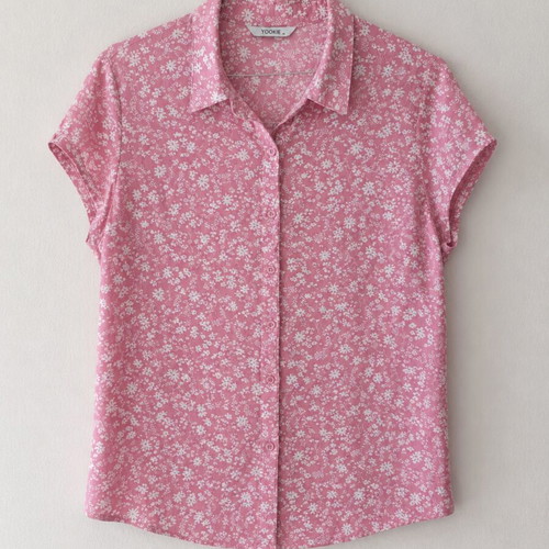 Women's pink shirt lightly worn, size M