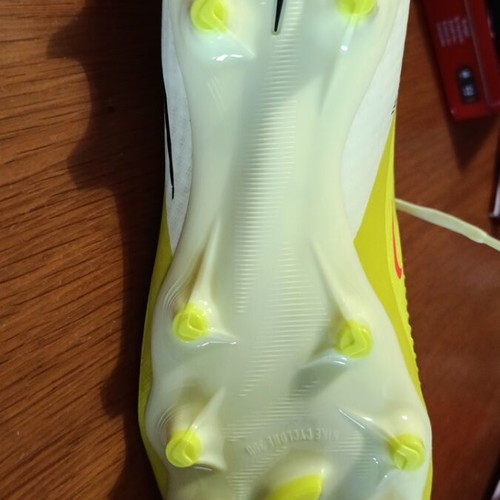 Ποδοσφαιρικά παπούτσια Nike καινούργια, νούμερο 39, κίτρινα με κάλτσα