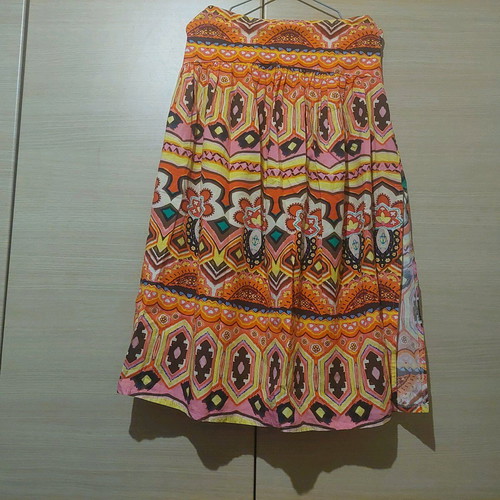 Vintage midi colorful skirt with rips like new, size Medium/Large