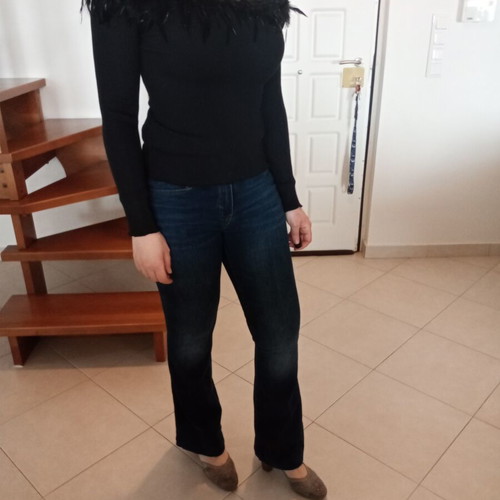 Top fitted with feathers on the neckline like new, black, size S