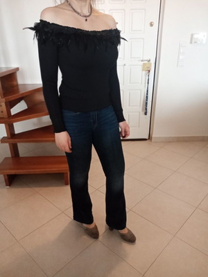 Top fitted with feathers on the neckline like new, black, size S