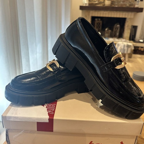 Women's patent leather moccasins like new, medium heel, size 38, black