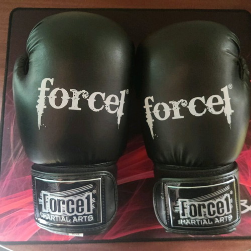 Force1 boxing gloves like new, size 14 with bandages