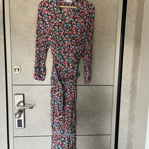 Zara floral dress size S like new, long with V neckline and belt