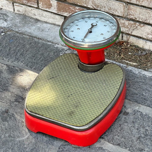 Vintage floor scale used with analog display, red/green