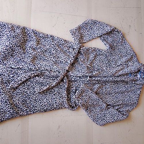 Cool women's cotton fleece bathrobe with leopard print, size M