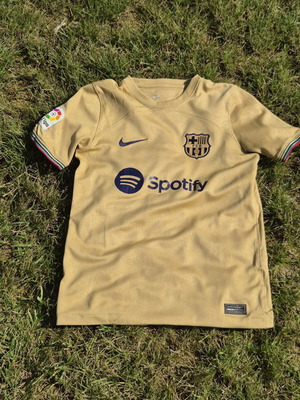Детска тениска Fc Barcelona гостуващ екип 2022/23 Nike като нова, бежова