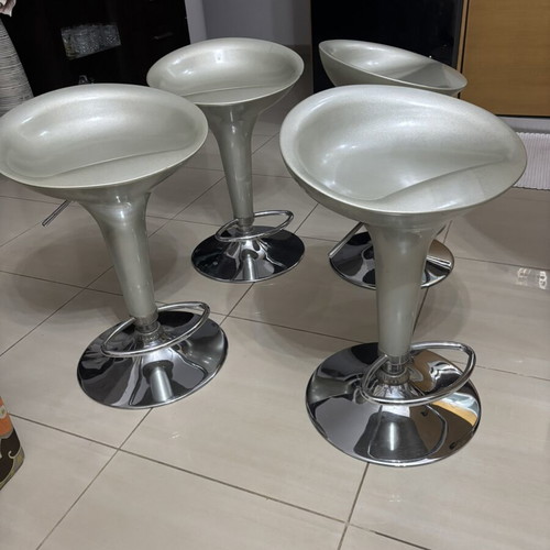 Bar stools set of 4 used, silver with chrome base