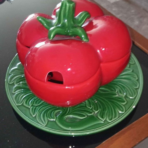 Tomato-shaped sauce dish like new, set with plate