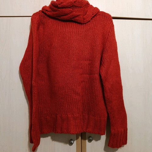 H&M knitted sweater like new, orange with impressive collar, size L