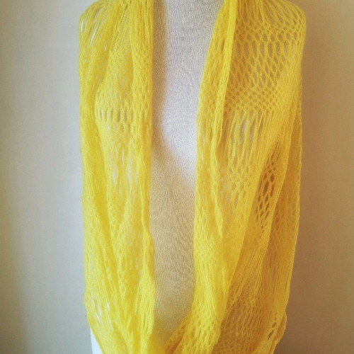 Yellow wool scarf long like new with knitted pattern