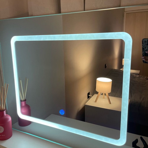 Hollywood mirror with USB like new