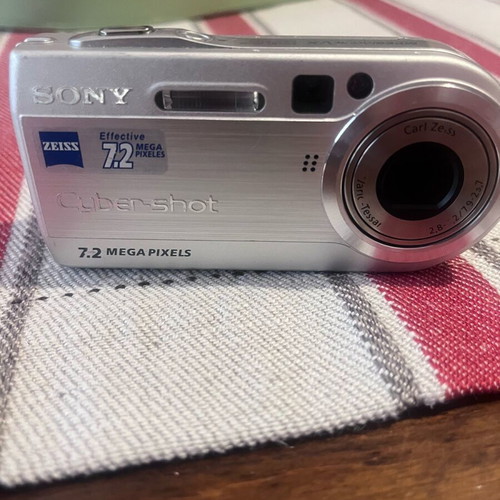 Sony camera 7.2 megapixels like new, silver