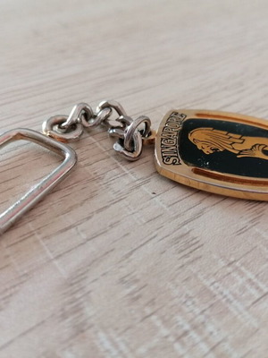 Vintage Singapore keychain used, metal, gold and silver colors