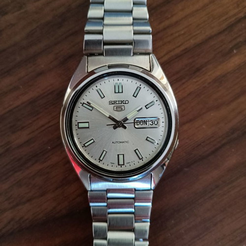 Seiko 5 automatic wristwatch like new, collectible silver