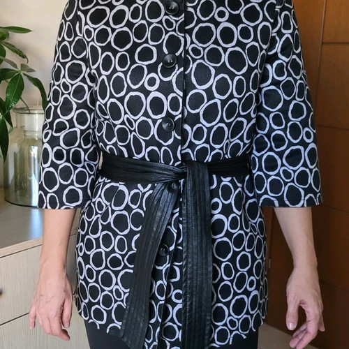Coat with 3/4 sleeves, lined with fur, leather belt