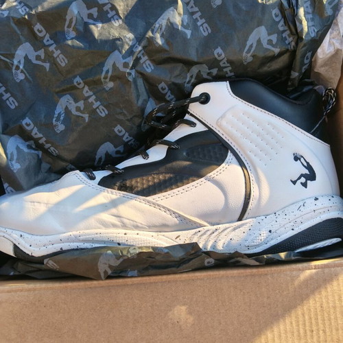 Shaq basketball sneakers like new, size 40, black and white