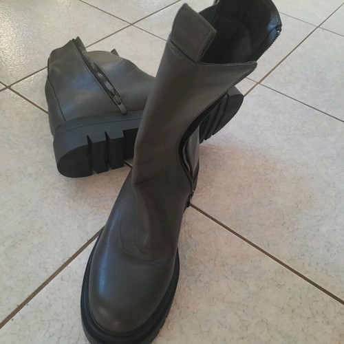 Leather ankle boots size 40 like new