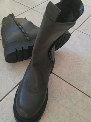 Leather ankle boots size 40 like new
