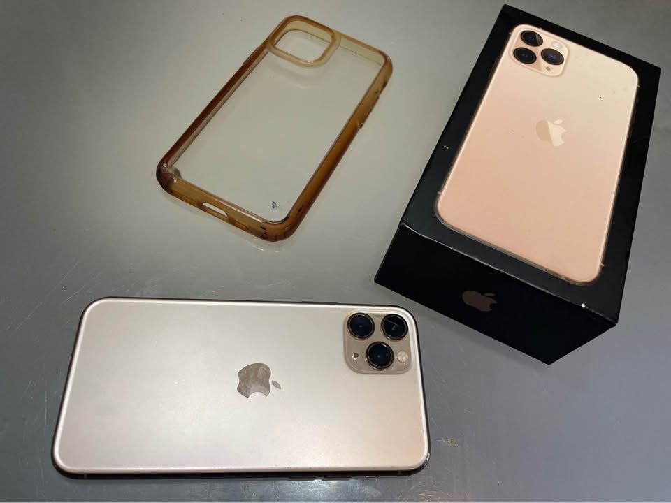iPhone 11 Pro gold 64GB like new with… - € 150,00 - Vendora.cy