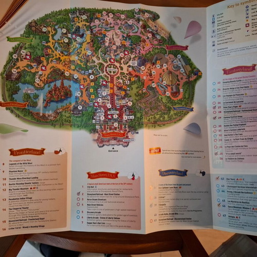 Disneyland Park 2008 Park Guide like new, 2 maps included