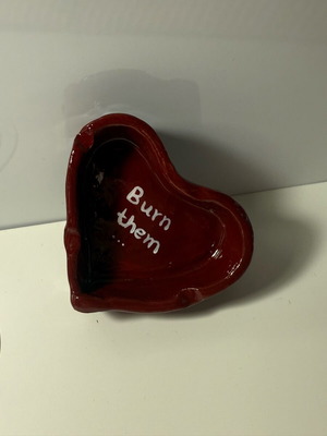 Τασάκι καρδούλα χειροποίητο καινούργιο από πηλό μπορντό με επιγραφή