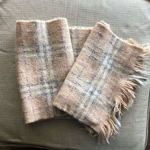 Burberry scarf like new, wool salmon with check pattern