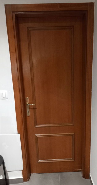 Ξύλινη πόρτα με κούφωμα