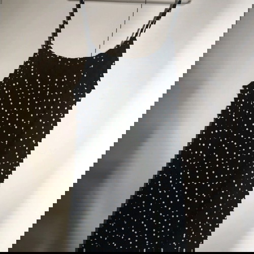 Пола летна рокля Asos на точки, дължина 78 см