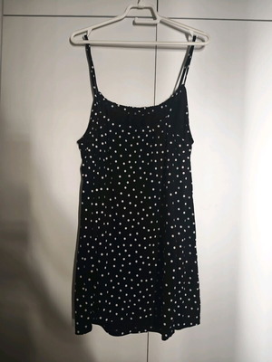 Пола летна рокля Asos на точки, дължина 78 см