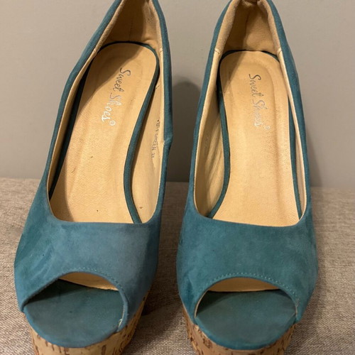 Green suede platform pumps used with cork heel, size 38