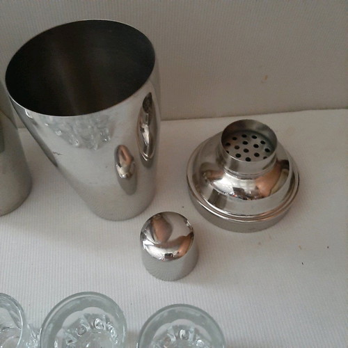 Stainless steel cocktail shakers like new, pack of 2 with 15 shot glasses