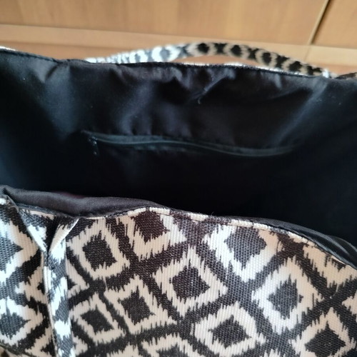 Women's shoulder beach bag with ethnic black and white pattern