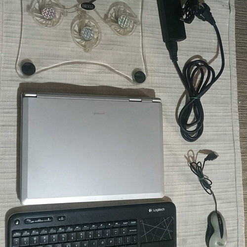 Laptop Philips Freevents X53GR used with accessories and external keyboard