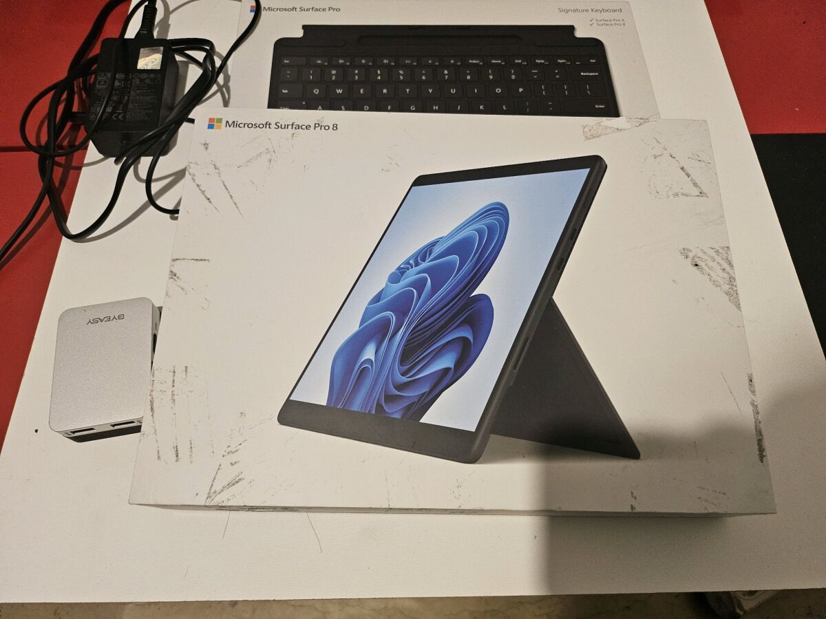 Surface Pro 8 i7 16GB 256GB like new… - € 1.300,00 - Vendora.cy