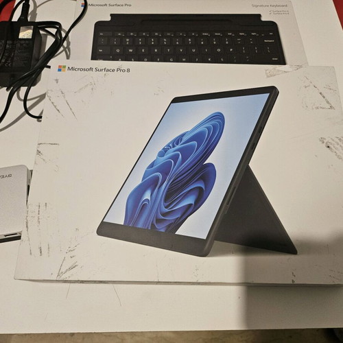Surface Pro 8 i7 16GB 256GB like new with keyboard, mouse, dock and case